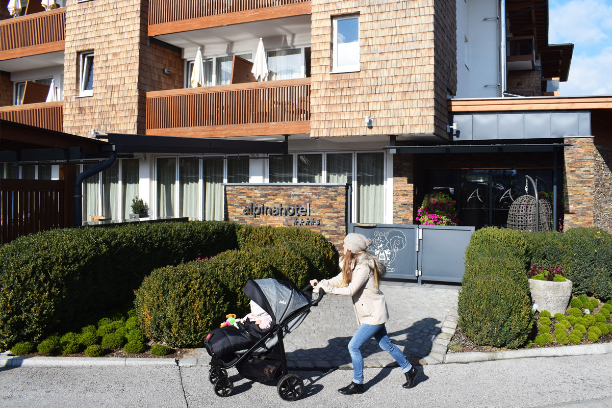 Alpina Zillertal Familienhotel Lifestylehotel Kinderhotel in Fügen Tirol Österreich - Hoteltest - Mama Blog München - Hotel von vorne 2