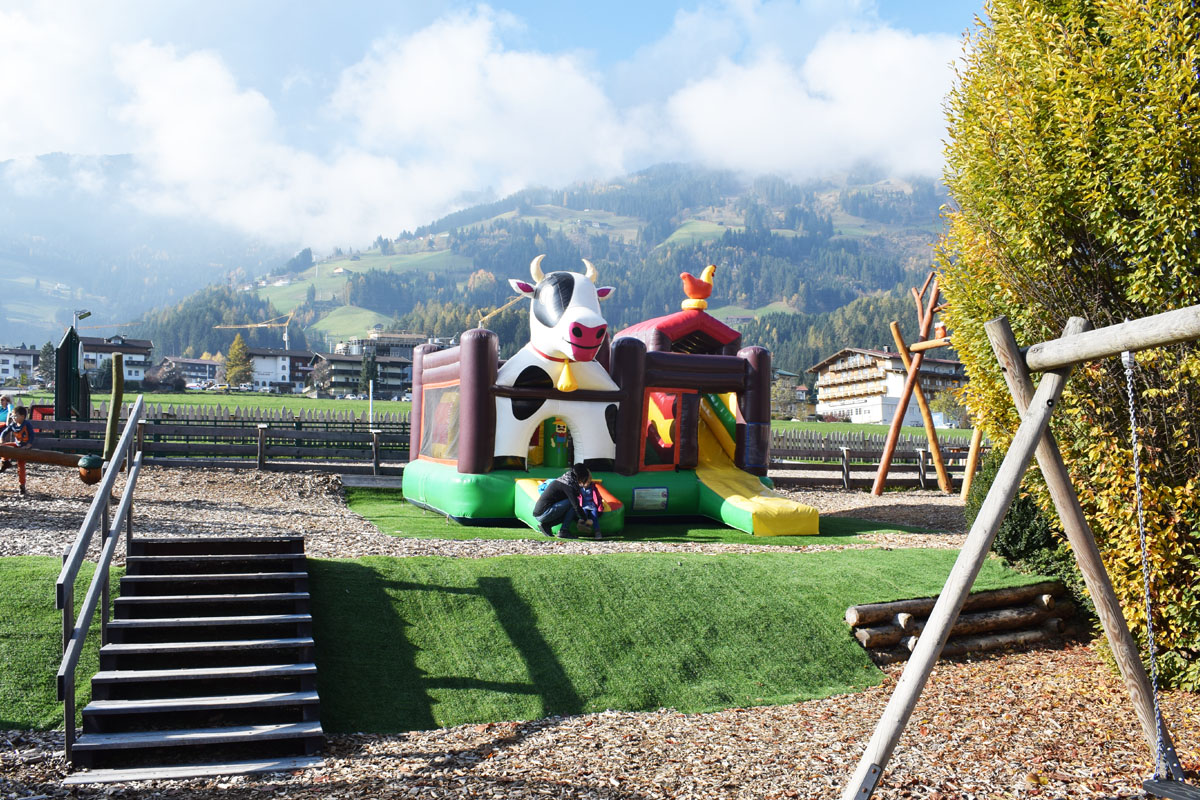 Alpina Zillertal Familienhotel Lifestylehotel Kinderhotel in Fügen Tirol Österreich - Hoteltest - Mama Blog München - Outdoor Abenteuer Kinderspielplatz
